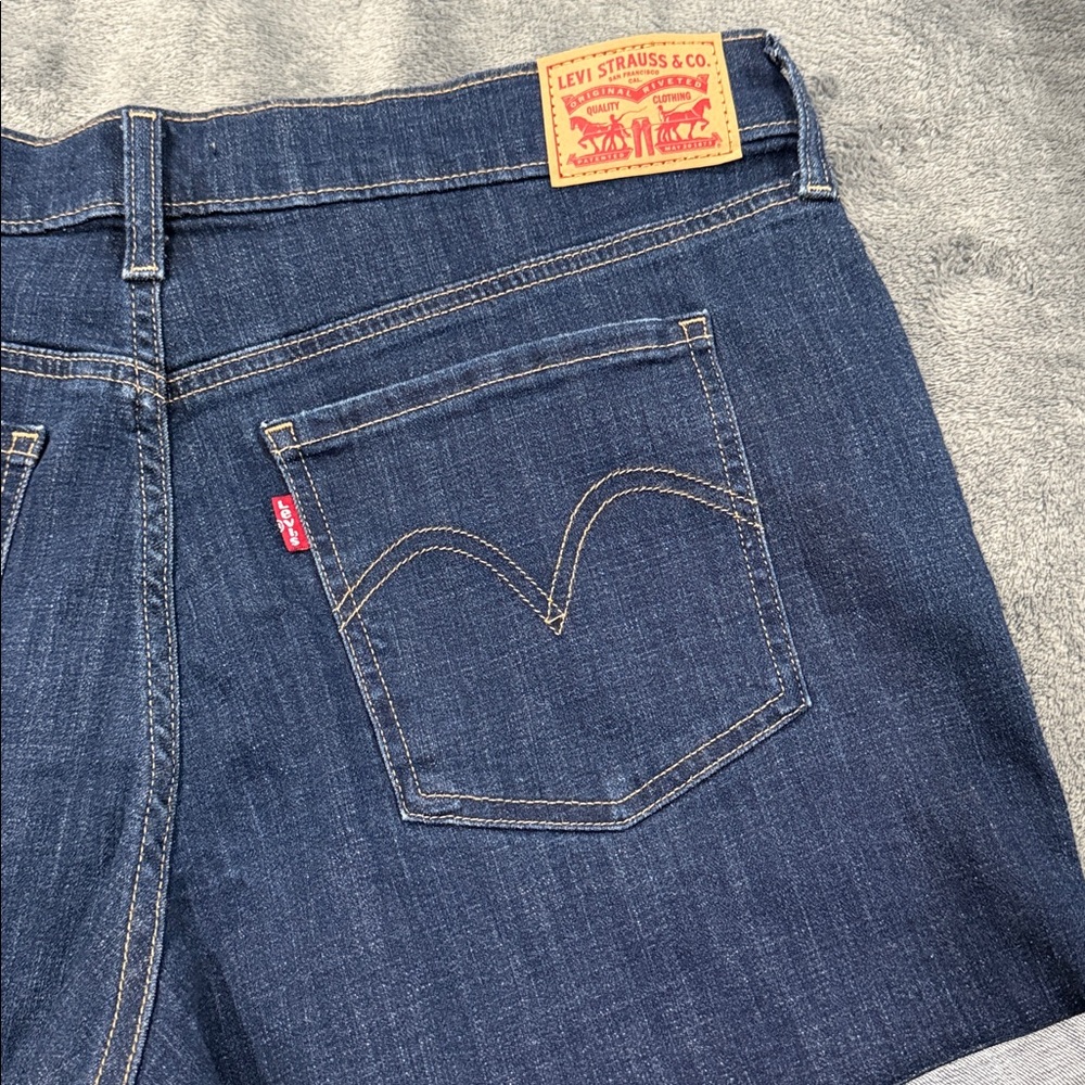 Levi’s Mid Length Shorts - Picture 4 of 5